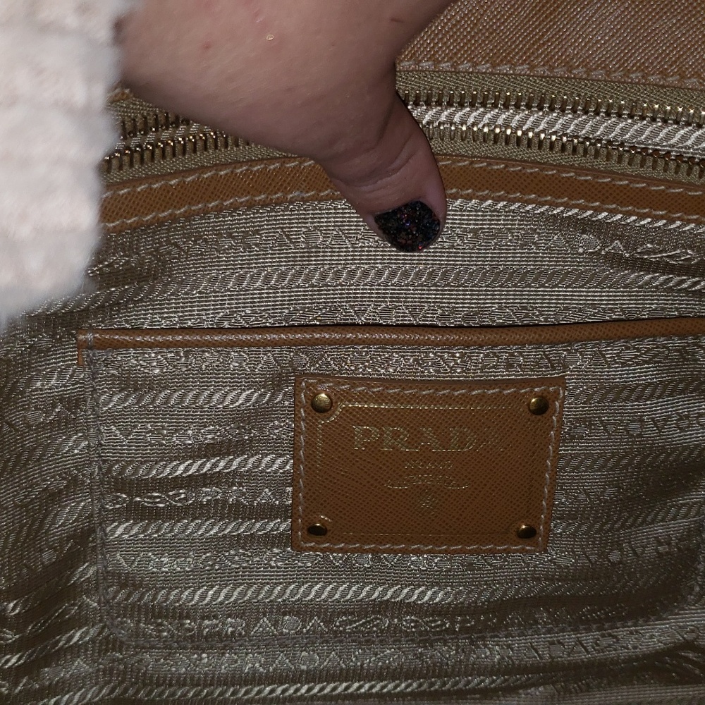 Authentic Prada Tote 👜 - Picture 3 of 4